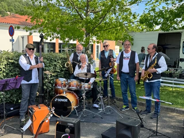 🎺 L’Orchestr’Estantens fait vibrer le marché du jeudi !