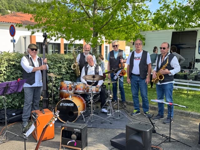 🎺 L’Orchestr’Estantens fait vibrer le marché du jeudi !